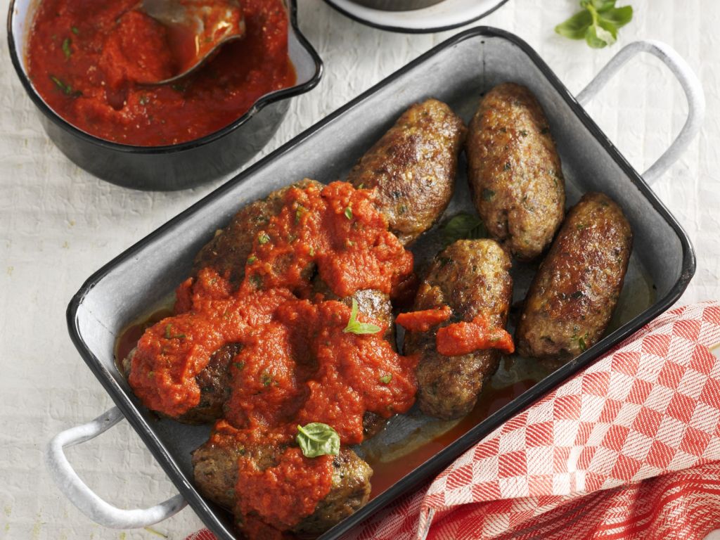 Hackfleischröllchen mit Tomatensauce Rezept | EAT SMARTER Hackfleischröllchen mit Tomatensauce Rezept | EAT SMARTER