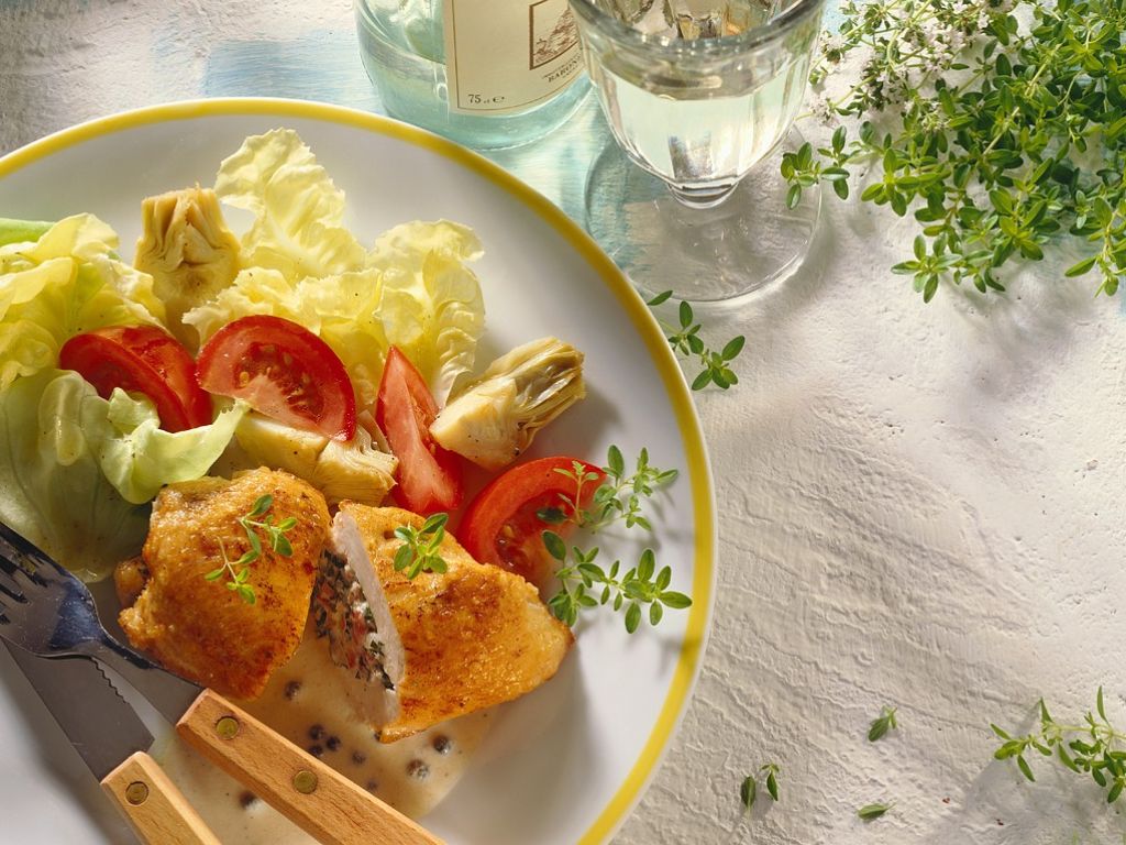 Hähnchen-Cordon Bleu mit Salat Rezept | EAT SMARTER