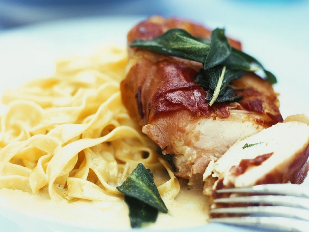 Hähnchen im Schinkenmantel mit Salbei Rezept | EAT SMARTER