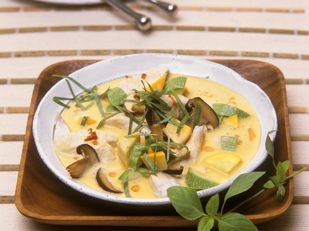 Hähnchen-Pilz-Curry mit Zucchini Rezept | EAT SMARTER