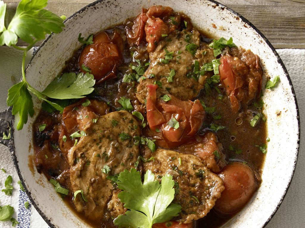 Hähnchen mit mediterranem Touch aus einer Pfanne. Rezept | EAT SMARTER