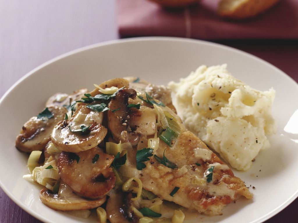 Hähnchenfilet mit Champignons und Porree Rezept | EAT SMARTER