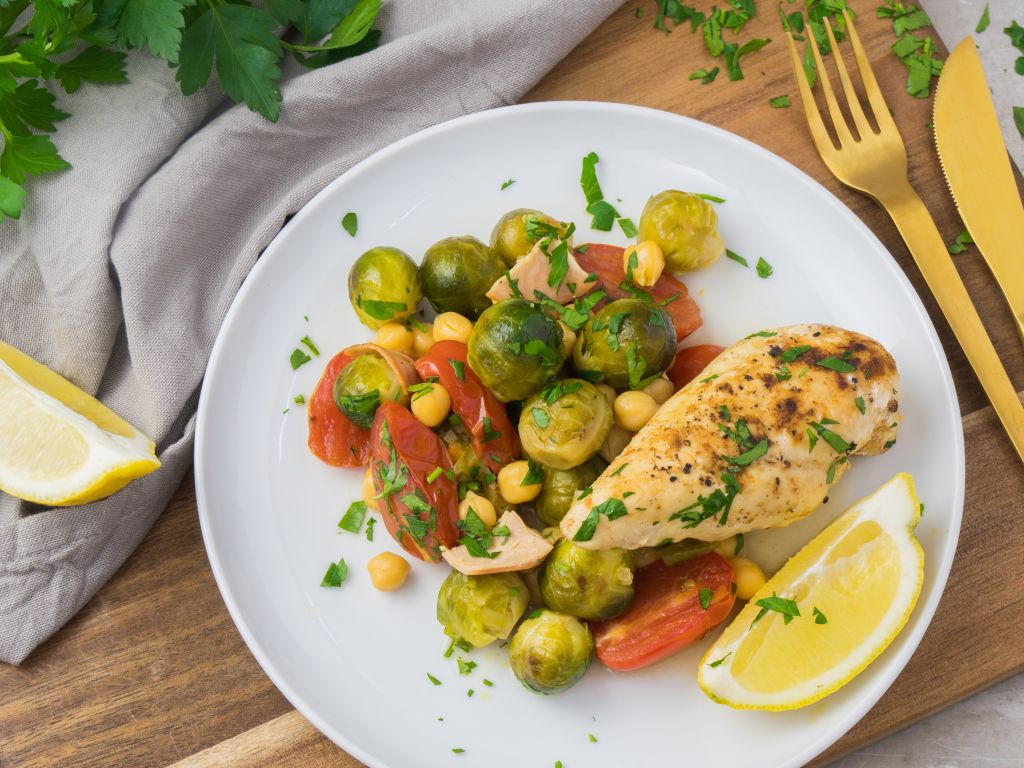 Hähnchenpfanne mit Rosenkohl Rezept | EAT SMARTER