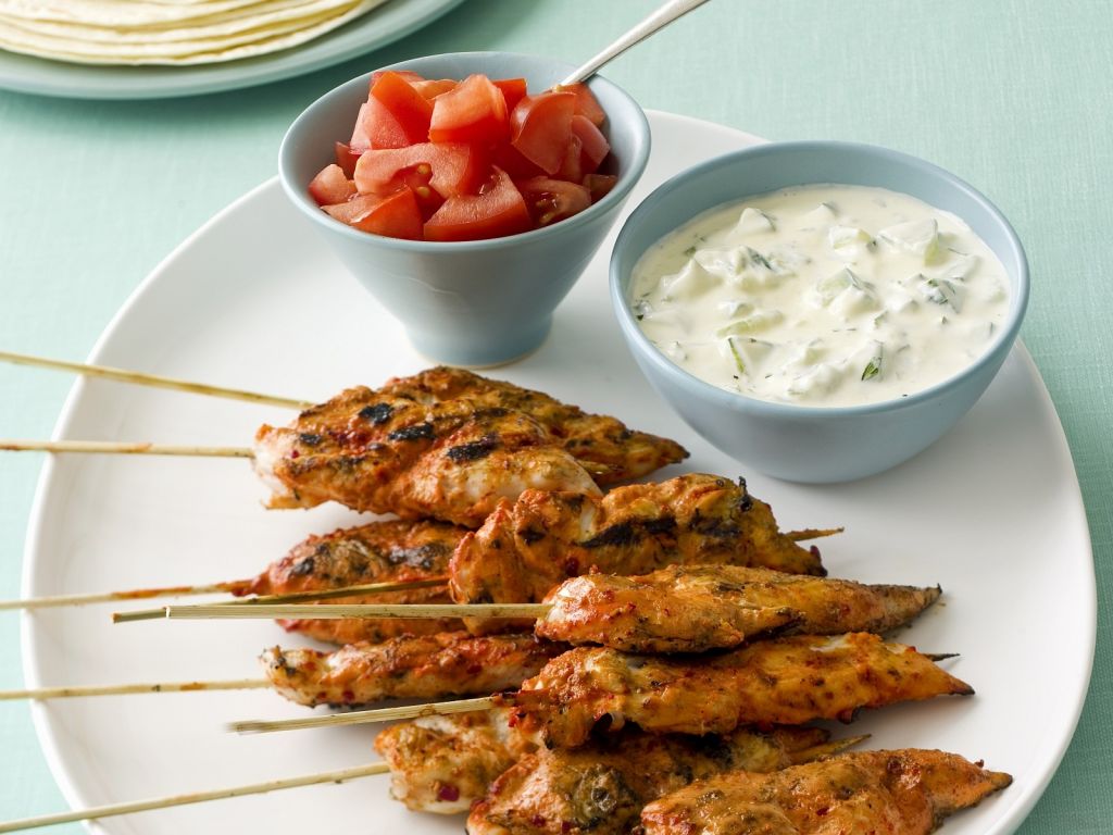 Hähnchenspieße Tandoori mit Joghurt und Tomaten Rezept | EAT SMARTER