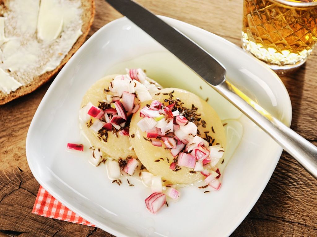 Handkäse, mariniert mit Zwiebeln und Kümmel Rezept | EAT SMARTER