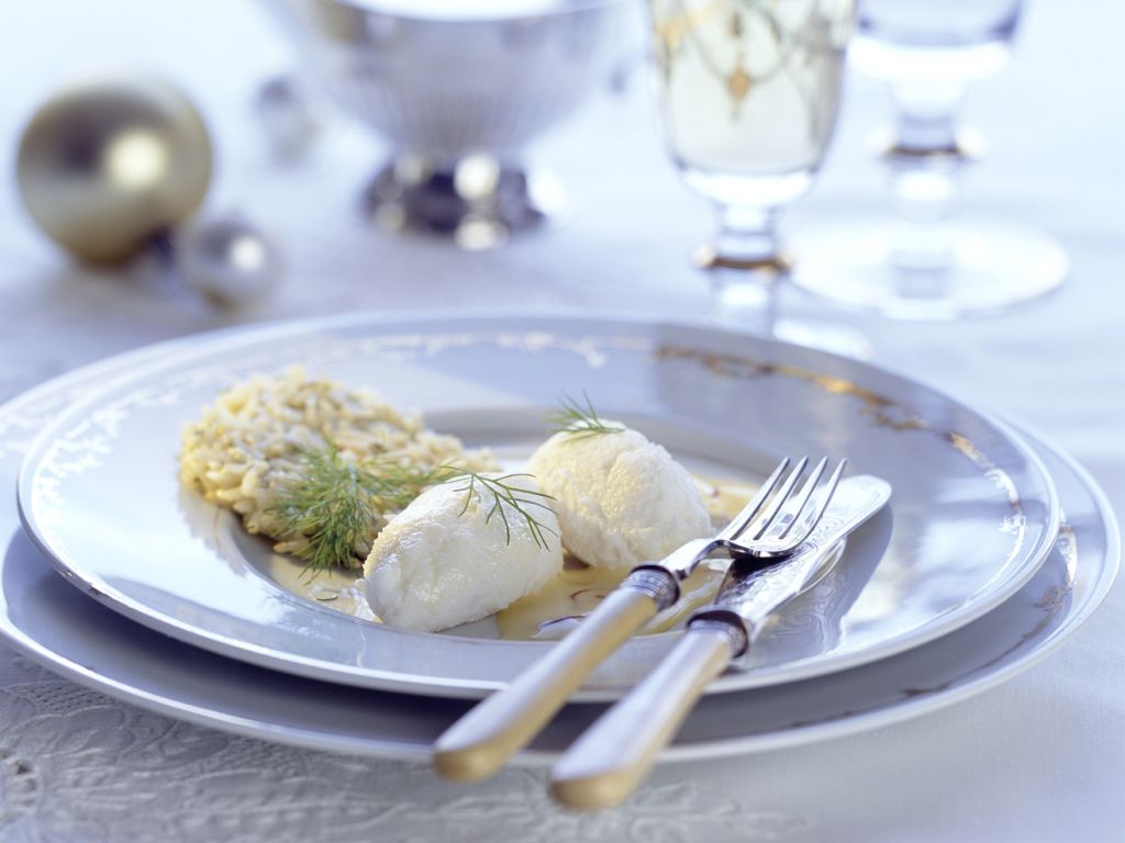 Hechtklößchen mit Safransauce und Reisplätzchen Rezept | EAT SMARTER