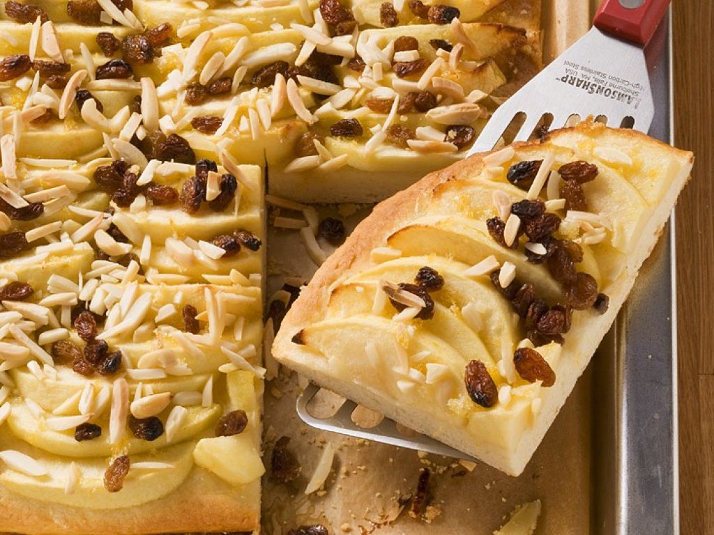 Hefe-Blechkuchen mit Apfel und Mandeln Rezept | EAT SMARTER Hefe-Blechkuchen mit Apfel und Mandeln Rezept | EAT SMARTER