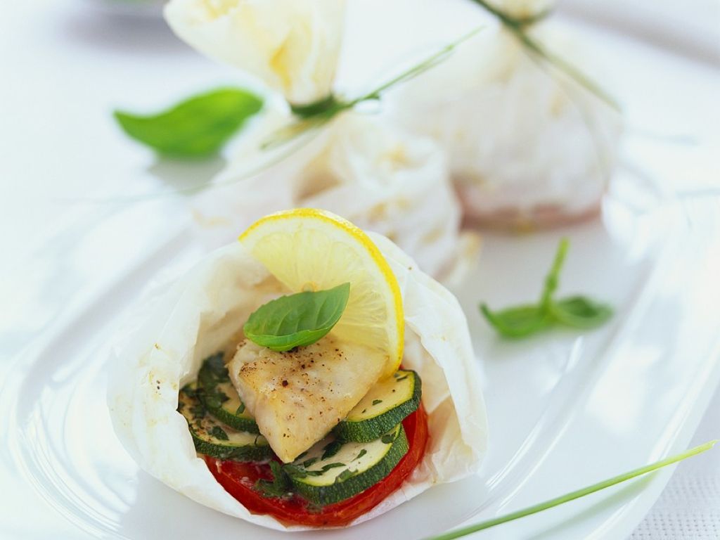 Heilbutt mit Gemüse en papillote Rezept | EAT SMARTER