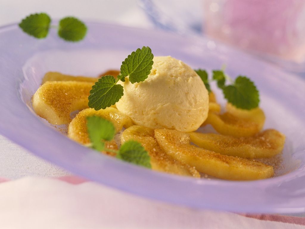 Heiße Apfelspalten mit Eis Rezept | EAT SMARTER