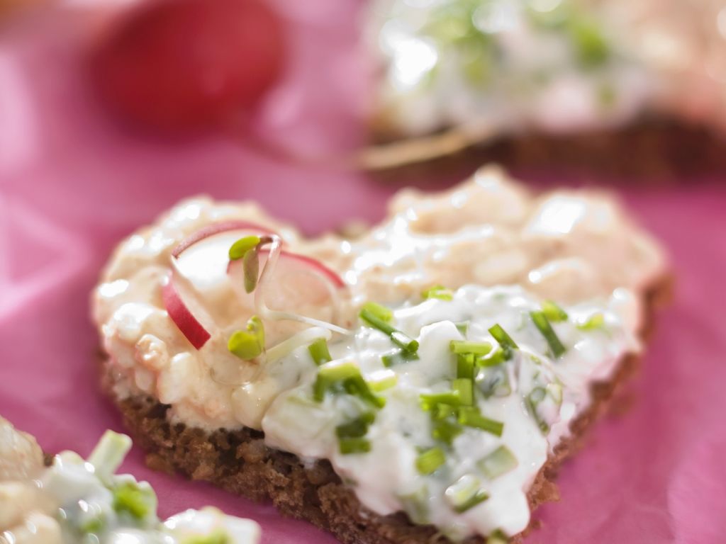 Herz-Häppchen mit Frischkäse, Radieschen und Schnittlauch Rezept | EAT ...