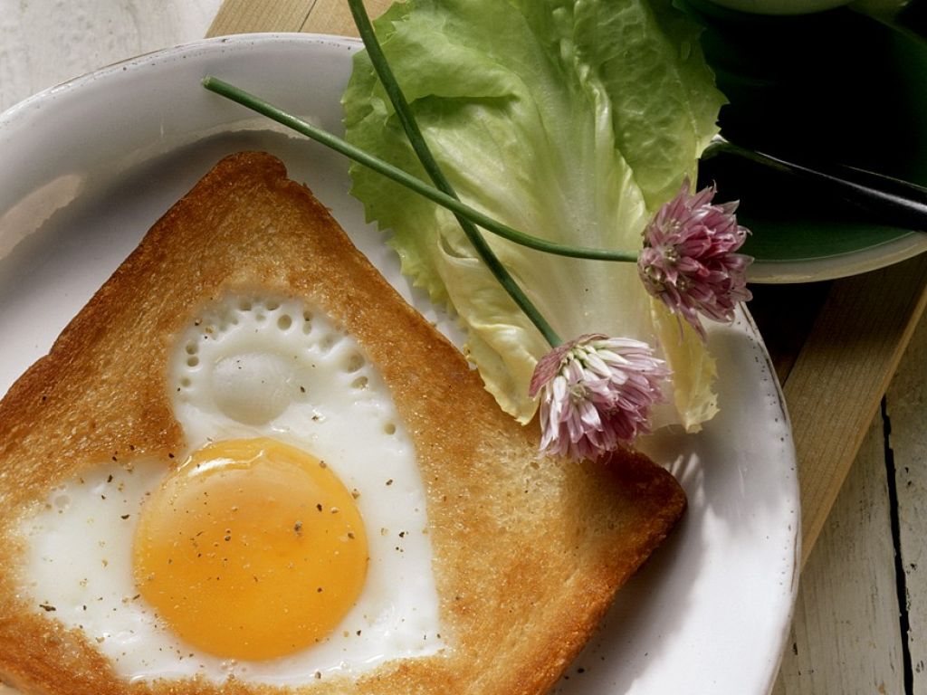 HerzSpiegelei in Toast gebraten Rezept EAT SMARTER