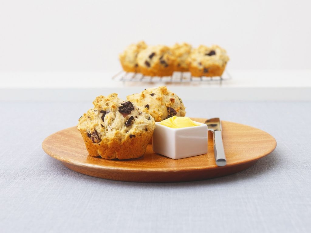 Herzhafte Muffins mit Oliven und Feta Rezept | EAT SMARTER