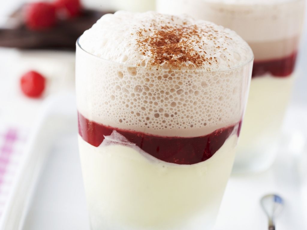 Himbeer-Cappuccino Rezept | EAT SMARTER