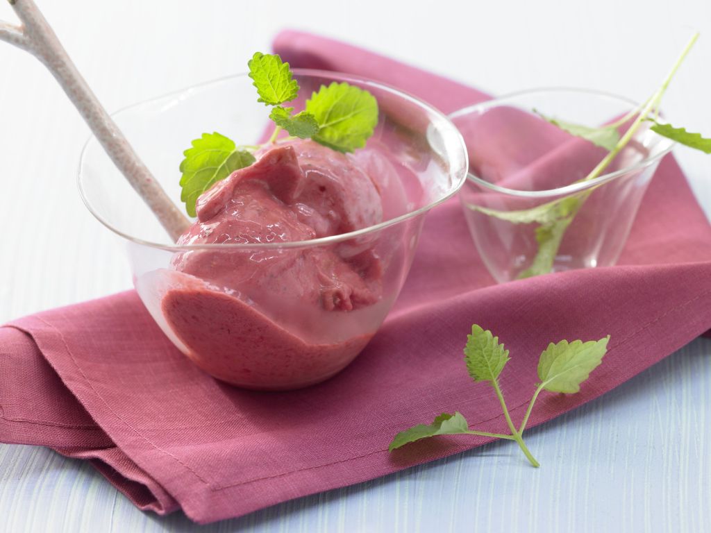 Himbeer-Joghurt-Eis Rezept | EAT SMARTER