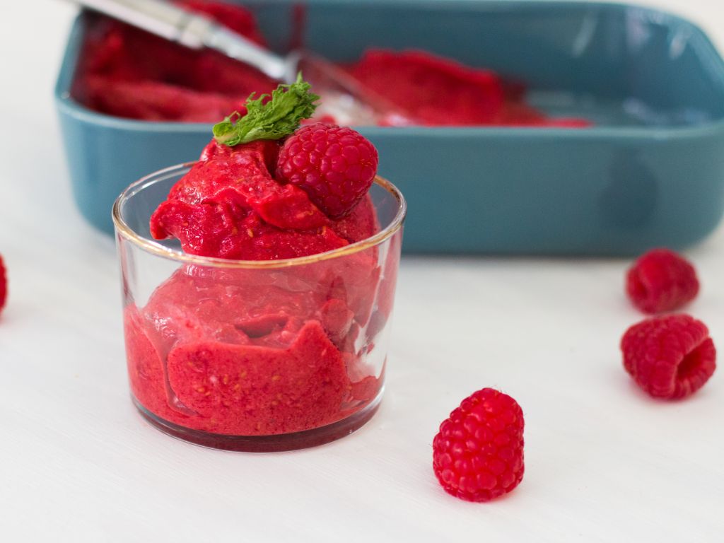 Himbeer-Kokos-Eis Rezept | EAT SMARTER Himbeer-Kokos-Eis Rezept | EAT SMARTER