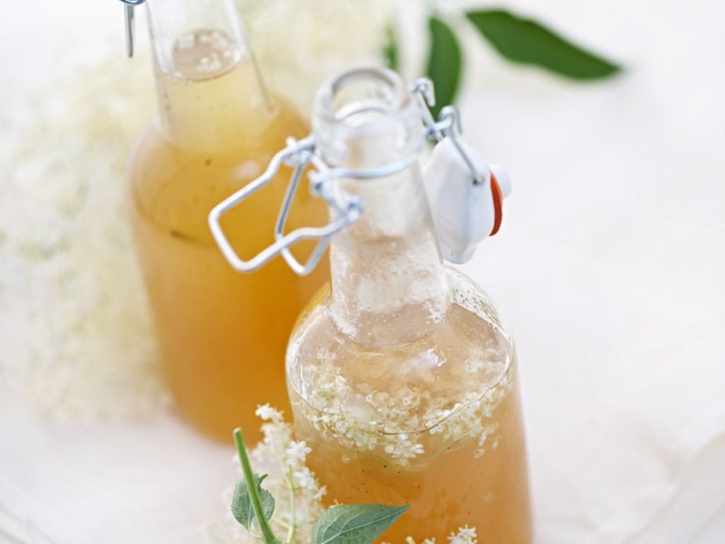 Holundersirup mit Vanille Rezept | EAT SMARTER Holundersirup mit Vanille Rezept | EAT SMARTER