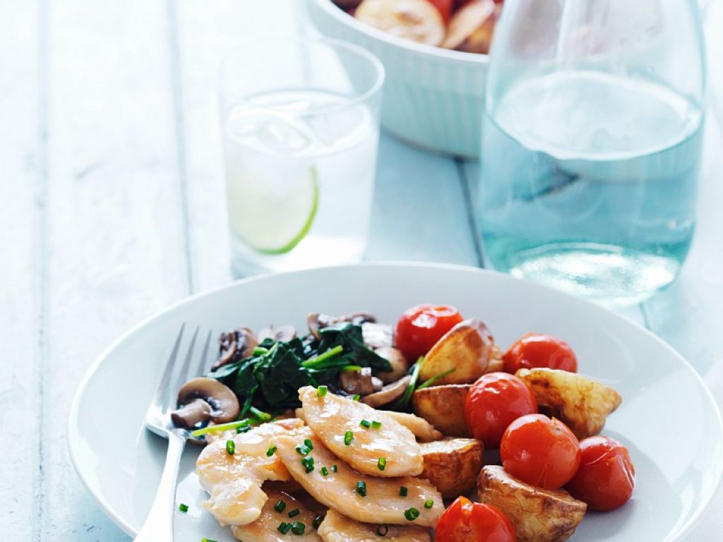 Hühnchen mit Ofengemüse und Pilz-Spinat-Pfanne Rezept | EAT SMARTER