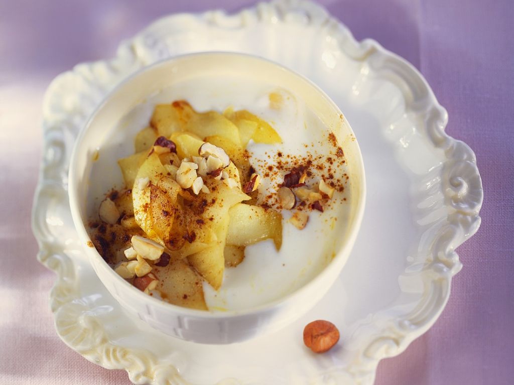 Joghurt mit gebratenem Apfel Rezept | EAT SMARTER