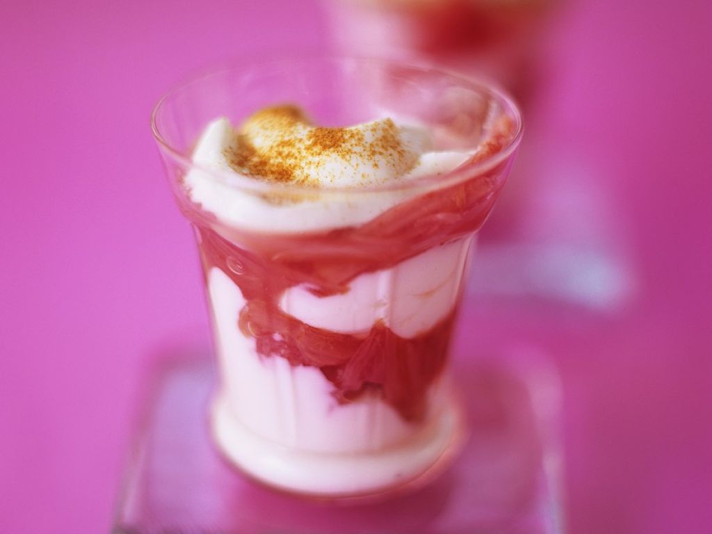 Joghurt-Rhabarber-Dessert Rezept | EAT SMARTER