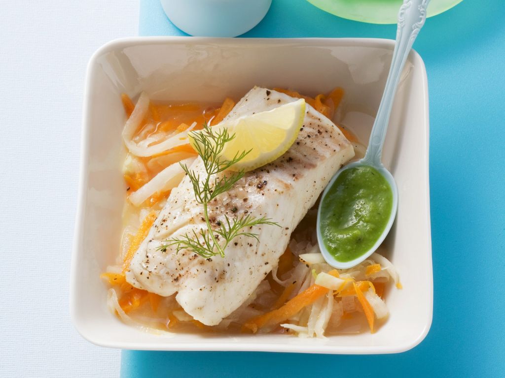 Kabeljau auf Gemüsebett mit Erbsen-Dip Rezept | EAT SMARTER