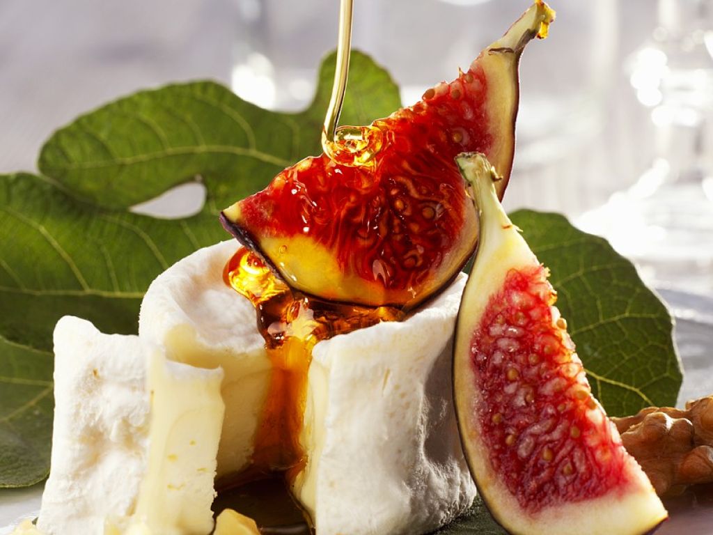 Käse mit Feigen und Honig Rezept | EAT SMARTER