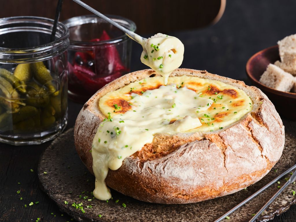Käsefondue im Brot Rezept EAT SMARTER