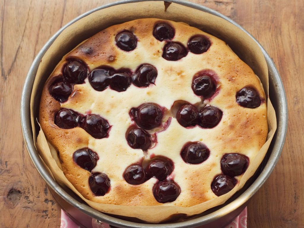 Käsekuchen mit Kirschen Rezept | EAT SMARTER