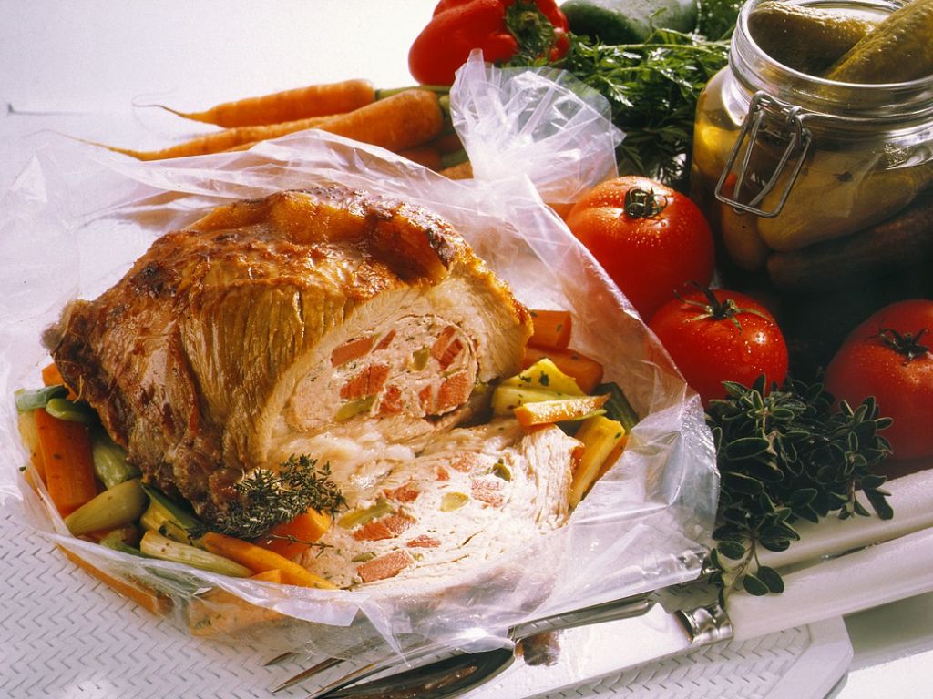 Kalbsbrust gefüllt mit grober Bratwurst Rezept | EAT SMARTER