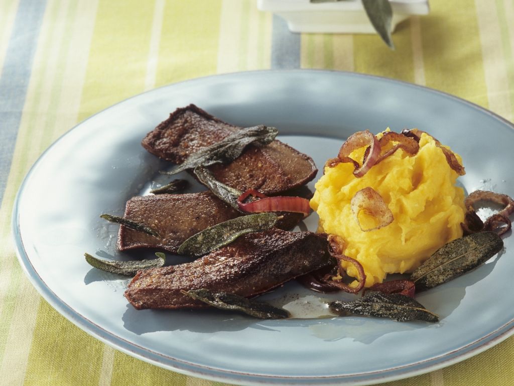Kalbsleber mit Salbei, Zwiebeln und Safran-Kartoffelbrei Rezept | EAT ...