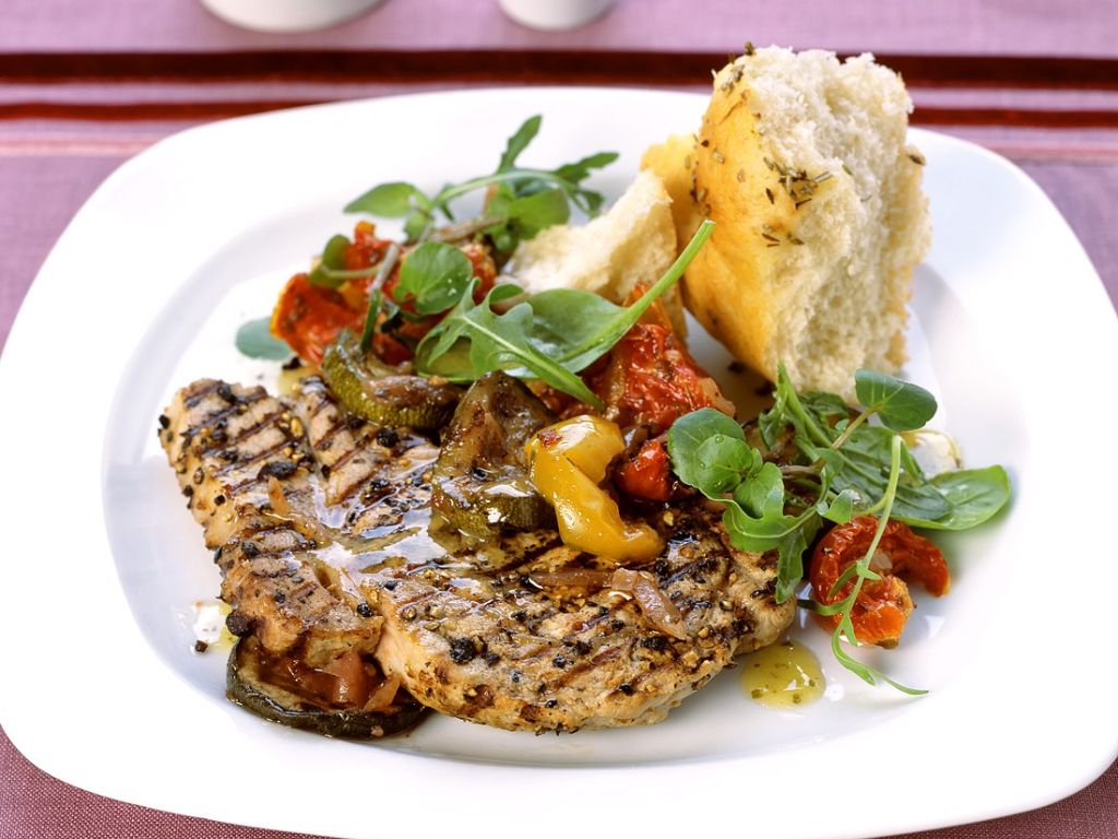 Kalbssteaks mit Gemüse Rezept | EAT SMARTER