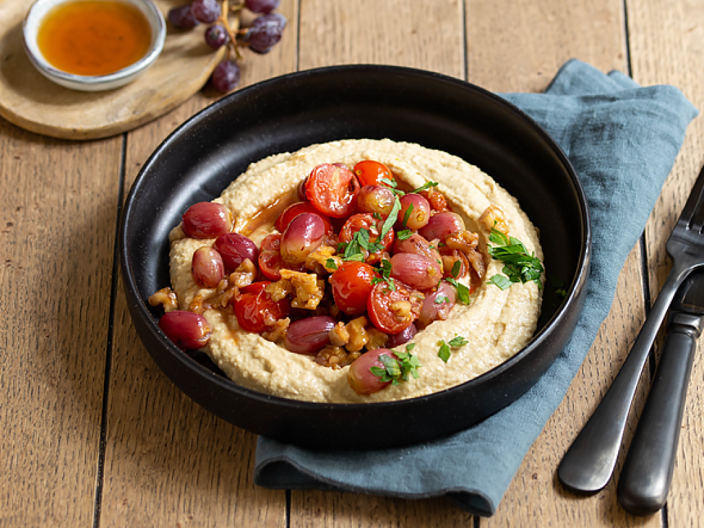 Karamellisierte Trauben und Tomaten auf Hummus Rezept | EAT SMARTER