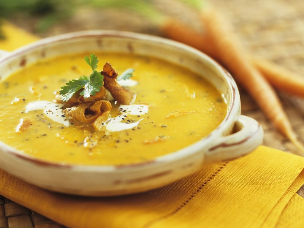 Karottensuppe mit Crème fraîche Rezept | EAT SMARTER
