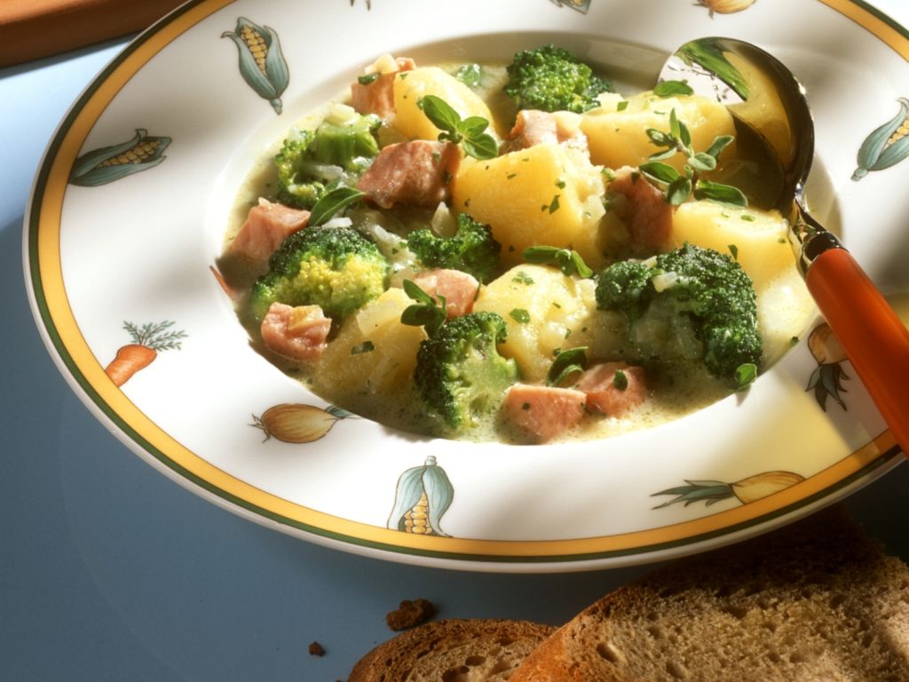 Kartoffel-Kassler-Topf mit Brokkoli Rezept | EAT SMARTER
