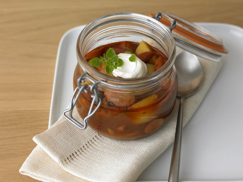 Kartoffel-Wurst-Gulasch nach Wiener Art Rezept | EAT SMARTER