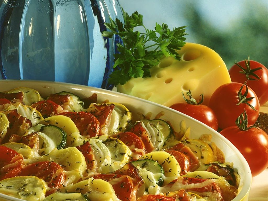 Kartoffel-Zucchini-Gratin mit Tomaten und Speck Rezept | EAT SMARTER