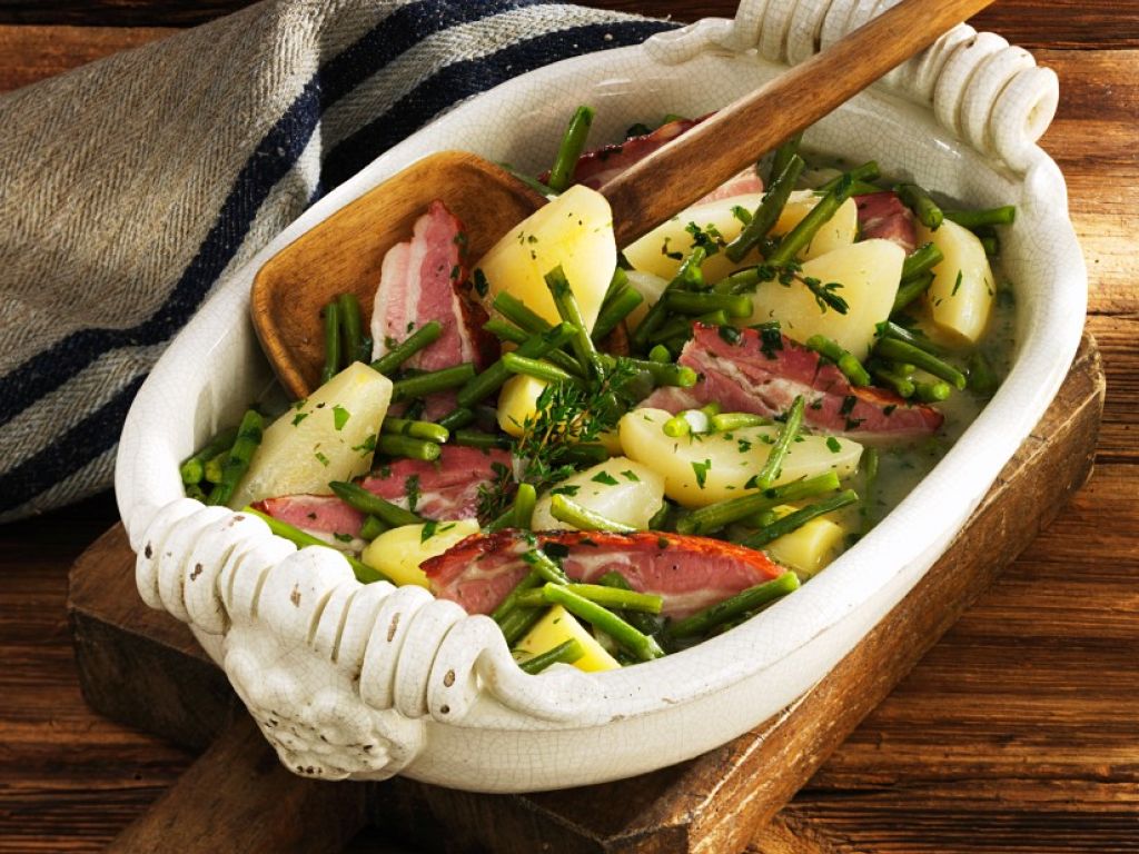 Kartoffelgemüse mit Birnen und Speck Rezept | EAT SMARTER