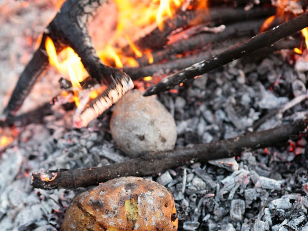 Kartoffeln aus der Glut Rezept | EAT SMARTER