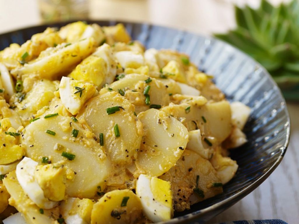 Kartoffelsalat mit Ei: Ohne Mayo! Rezept | EAT SMARTER