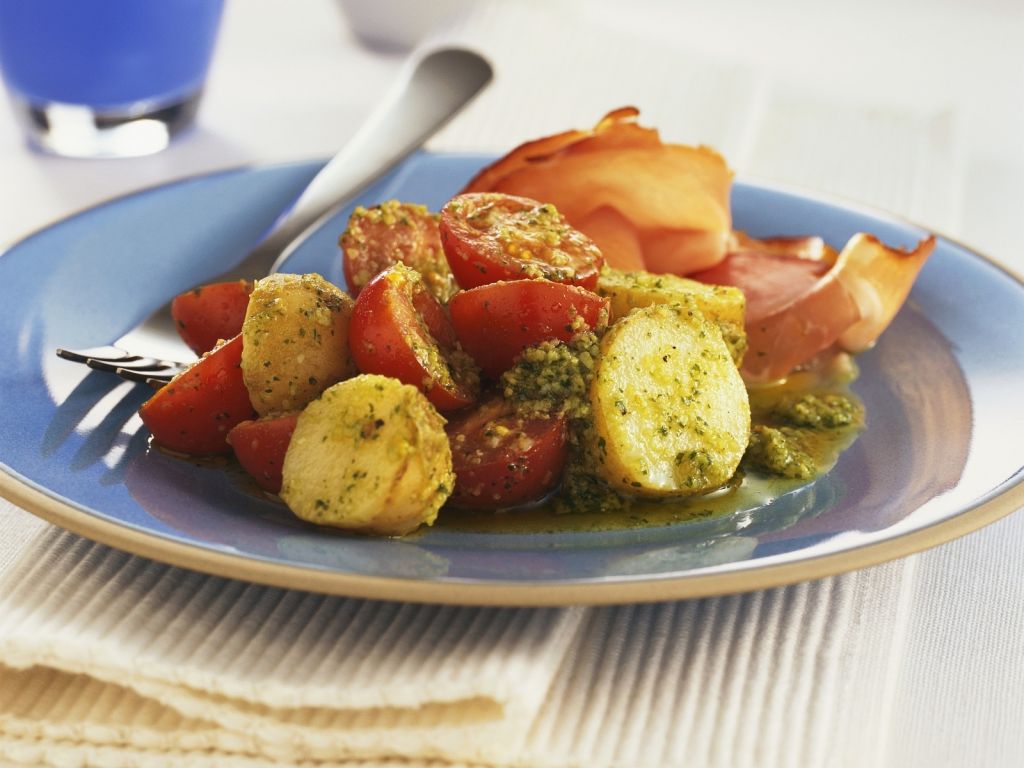 Kartoffelsalat mit Tomaten und Pesto Rezept | EAT SMARTER