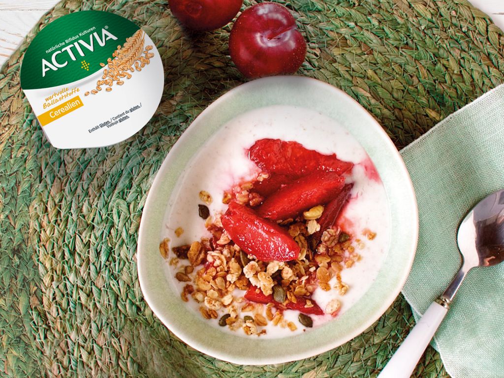 Kernige Pflaumenbowl mit ACTIVIA Cerealien Rezept | EAT SMARTER