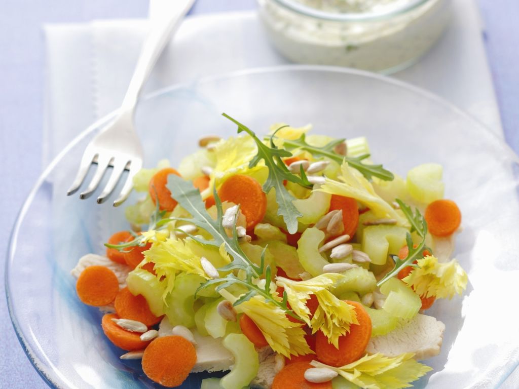 Kerniger Salat mit Pute, Karotten und Sellerie Rezept | EAT SMARTER