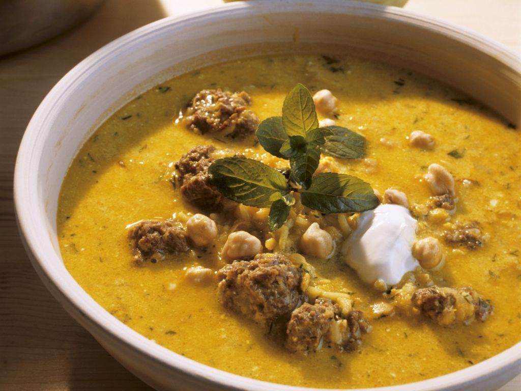 Kichererbsen-Joghurtsuppe mit Hackfleisch Rezept | EAT SMARTER