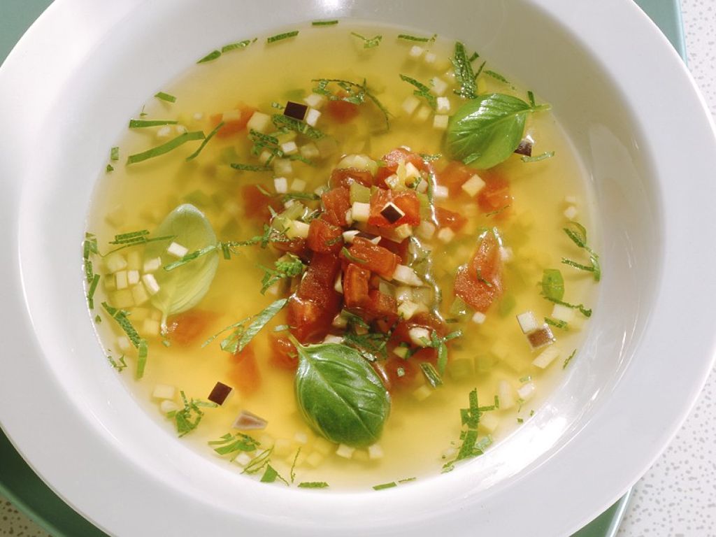 Klare Gemüsesuppe mit Aubergine und Zucchini Rezept | EAT SMARTER