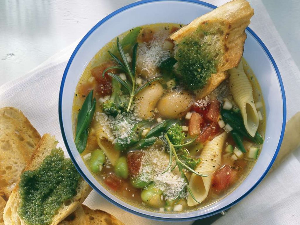 Klassische Minestrone mit Pesto Rezept | EAT SMARTER