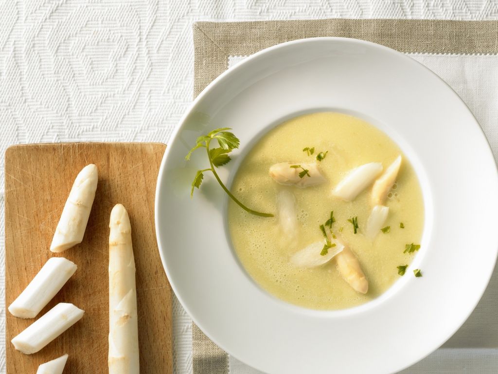 Klassische Spargelsuppe Rezept | EAT SMARTER