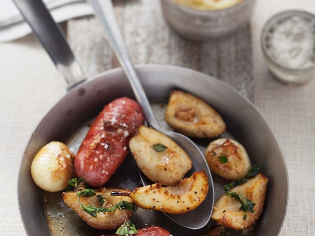 Kleine Bratwürste mit Birnen und Zwiebeln Rezept | EAT SMARTER