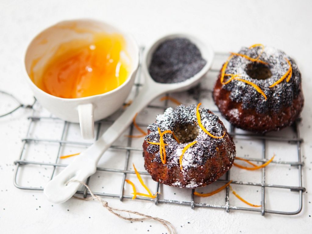 Kleiner Mohn-Gugelhupf mit Marzipan Rezept | EAT SMARTER