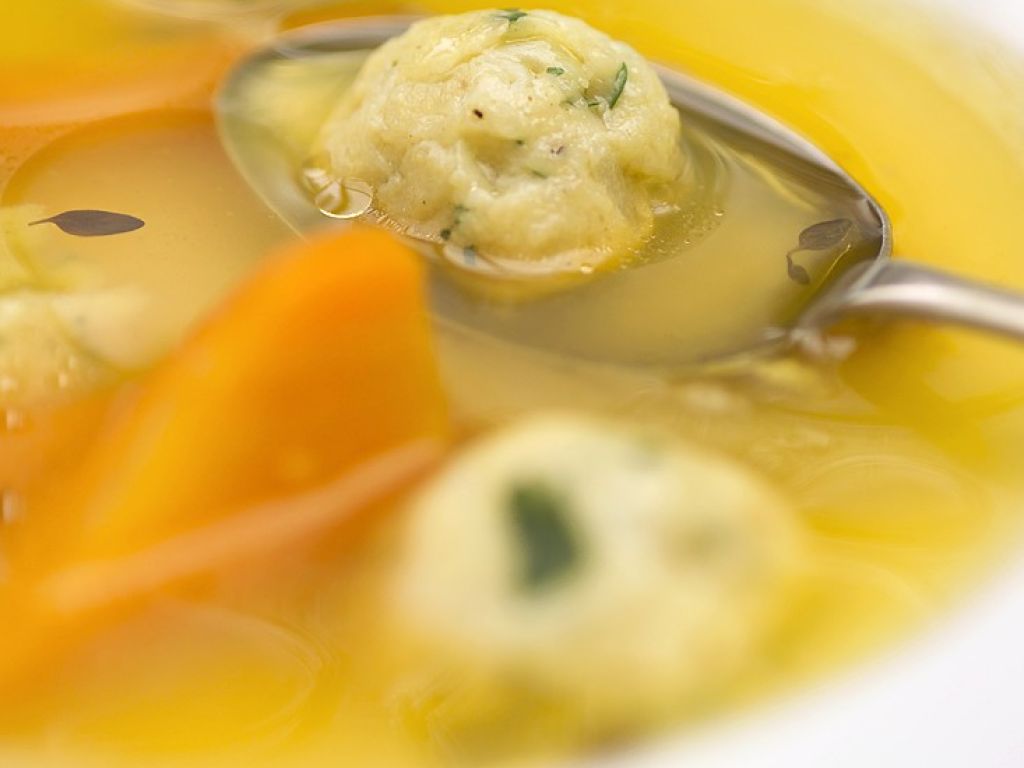 Kneidlach mit Hühnersuppe Rezept EAT SMARTER