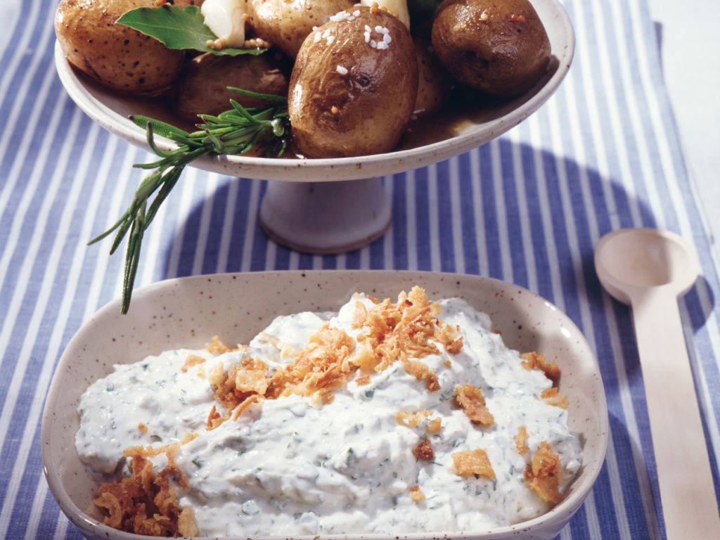 Knoblauchkartoffeln mit Zwiebelquark Rezept | EAT SMARTER