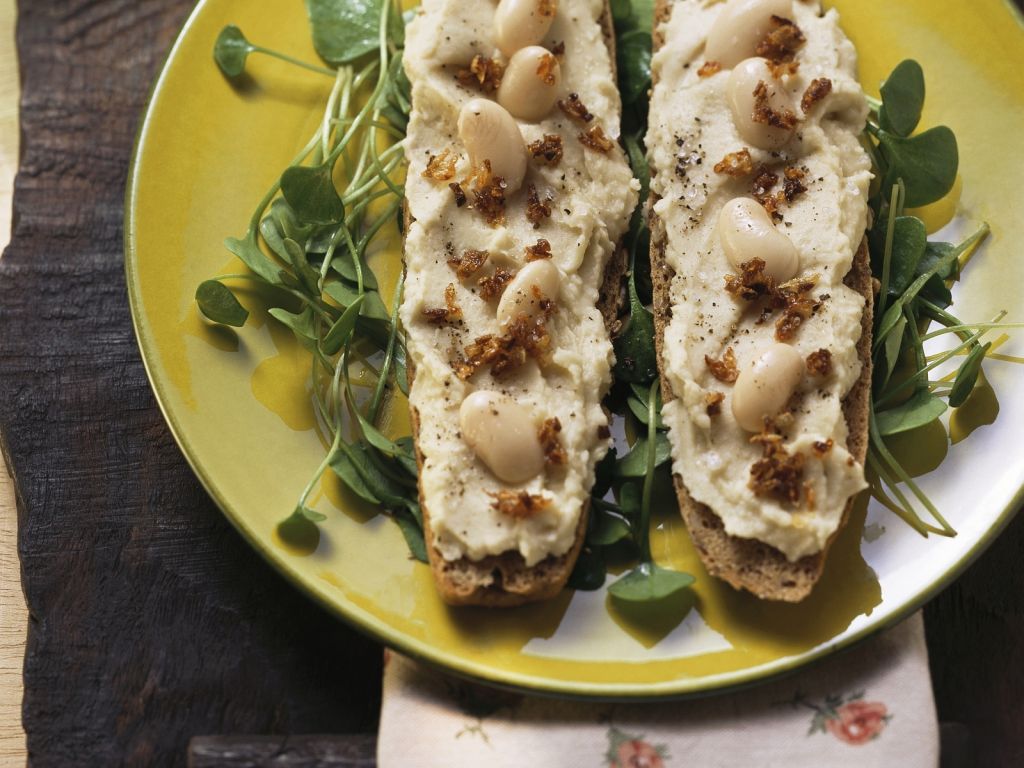 Körnerbrote mit Bohnenaufstrich und Brunnenkresse Rezept | EAT SMARTER